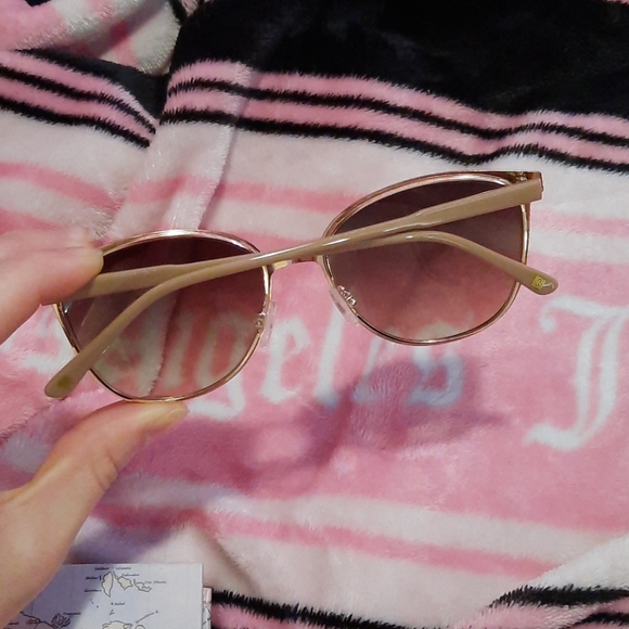 Sunglasses from LAUNDRY by DESIGN - Picture 3 of 8